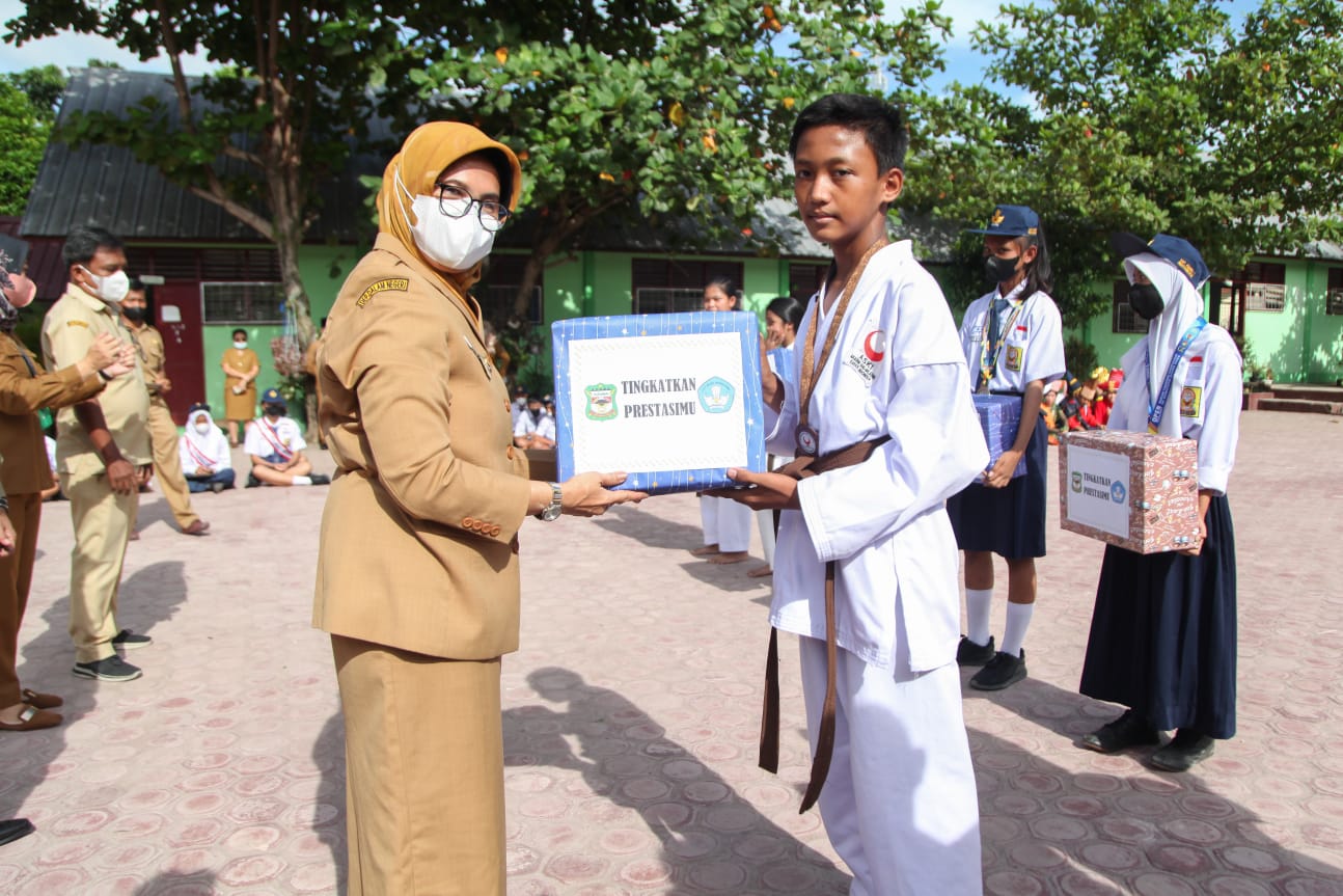 Plt Walikota Pematangsiantar Serahkan Medali Kepada  Enam Siswa SMPN 1 Pematangsiantar Berprestasi