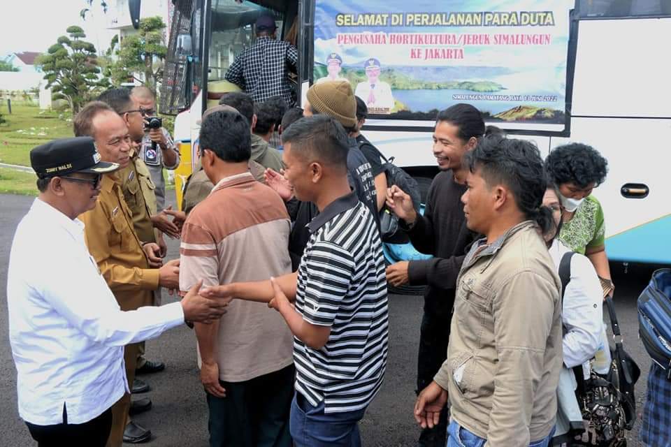 40 Petani Simalungun Berangkat Studi Banding Ke Pulau Jawa