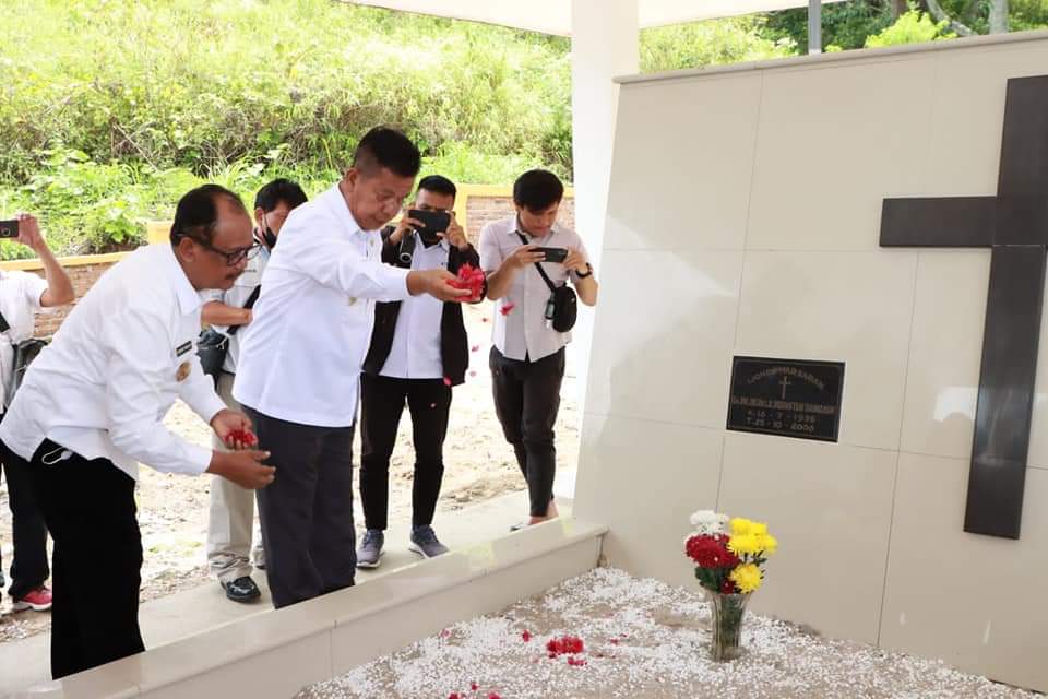 Bupati Simalungun Resmikan Makam DR (HC) Drs Djabanten Damanik