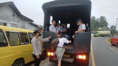 Sejumlah Sopir Angkot Di Tarutung Mogok Pasca Kenaikan BBM, Polres Taput Bantu Mobilisasi Pelajar