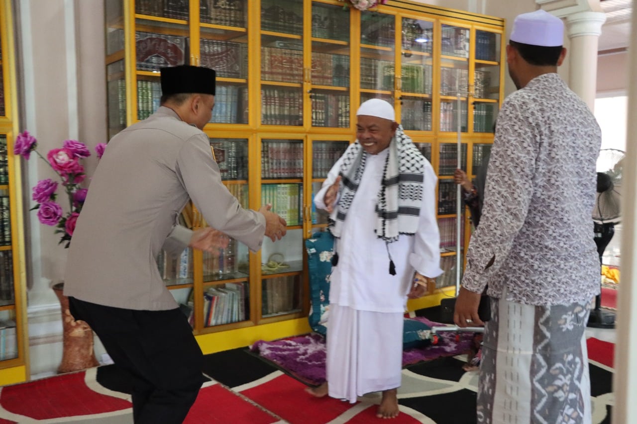 Jelang Muzakarah Ulama se-Aceh Ke-XI, AKBP Andy Rahmansyah Jalin Silaturahmi dengan Pimpinan Dayah Bustanul Huda dan Berikan Bantuan  