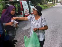Gerindra Siantar Bagikan Ratusan Paket Takjil Gratis Kepada Warga dan Pengendara Yang Melintas