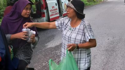 Gerindra Siantar Bagikan Ratusan Paket Takjil Gratis Kepada Warga dan Pengendara Yang Melintas