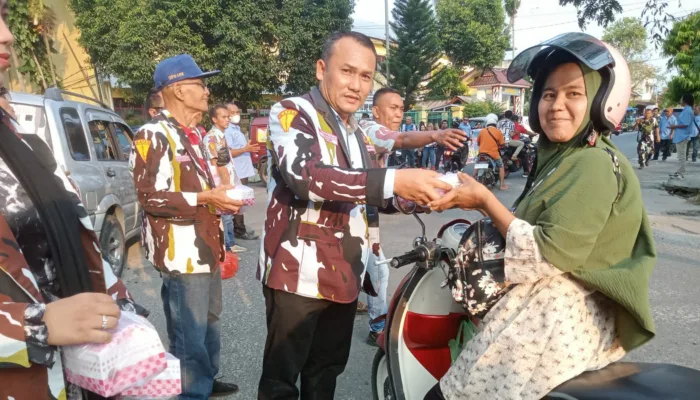 DPD IPK Kota Pematang Siantar Bagikan Ribuan Paket Takjil Kepada Warga dan Pengendara Yang Melintas