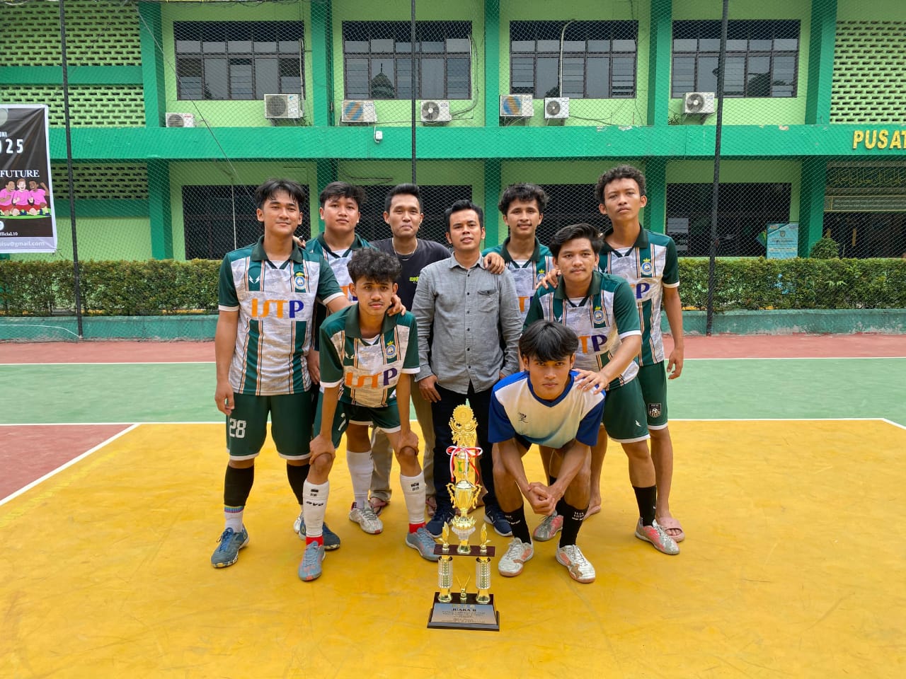 Tim Futsal Institut Sains dan Teknologi TD Pardede Raih Gelar Juara II PORTEKIN UISU 2025