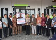 Bupati Humbahas Serahkan 2 Unit Traktor Roda Crawler Kepada Kelompok Tani