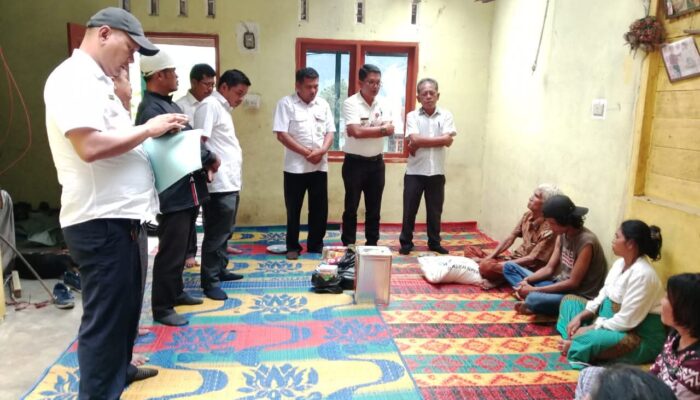 Dinas Sosial Berikan Bantuan Kepada Korban Rumah Tertimpa Pohon di Baktiraja