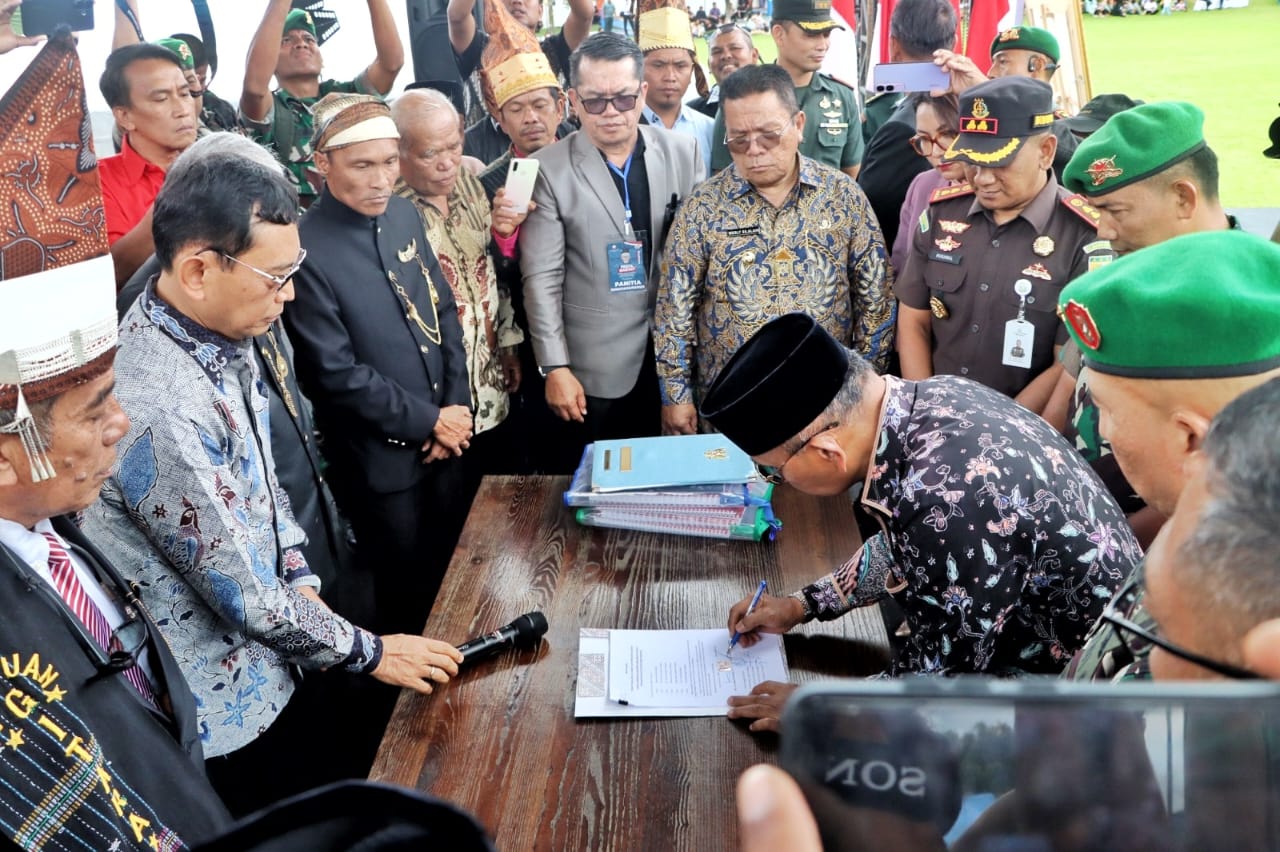 Pemerintah Kabupaten Simalungun Terima Simbol-Simbol Pahlawan Nasional Tuan Rondahaim dari Ahli Waris