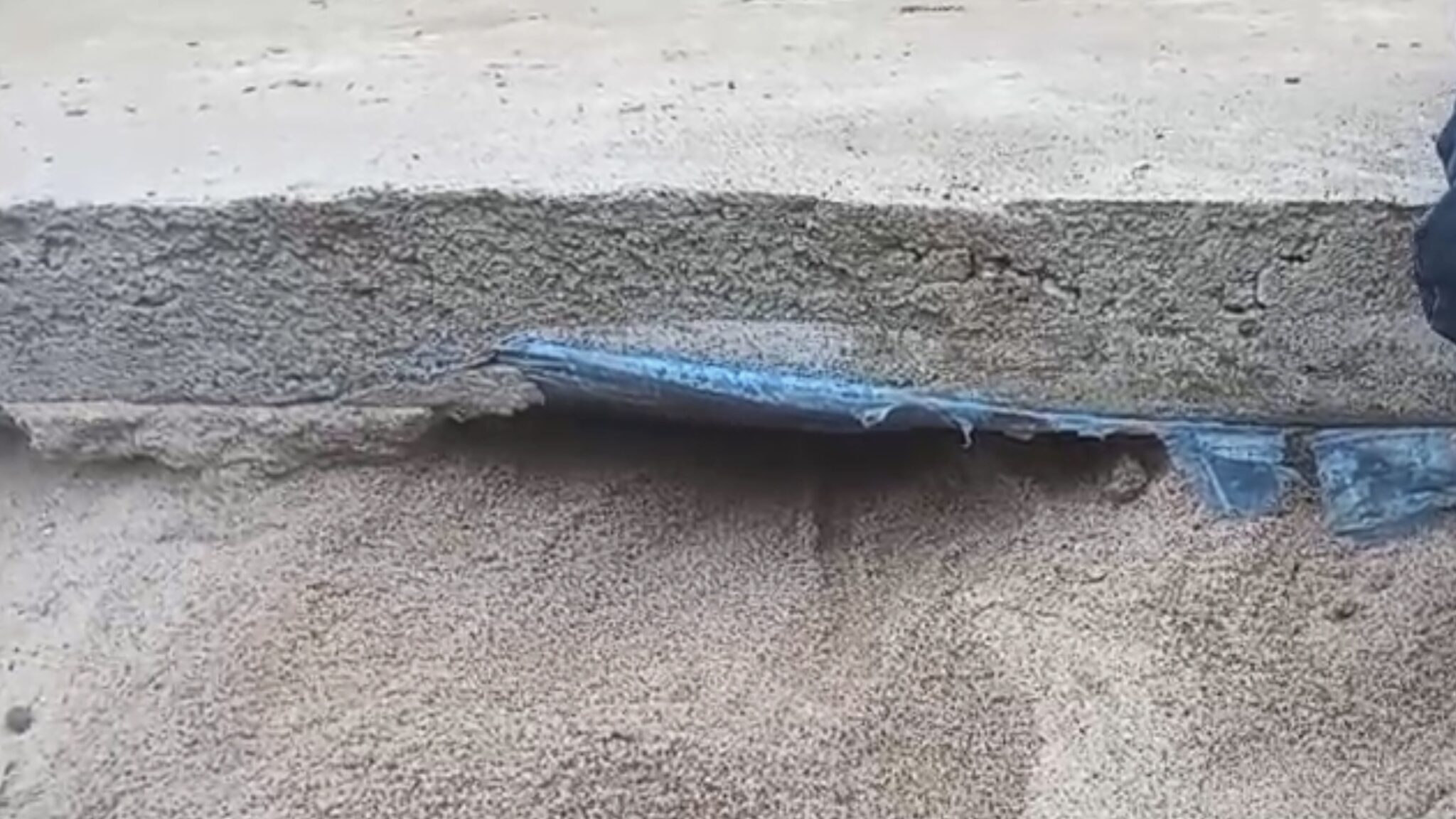 Rabat Beton di Tempel Jaya Bosar Maligas Diduga Menyimpang: Ketebalan Berkurang, Komposisi Cor Tak Sesuai