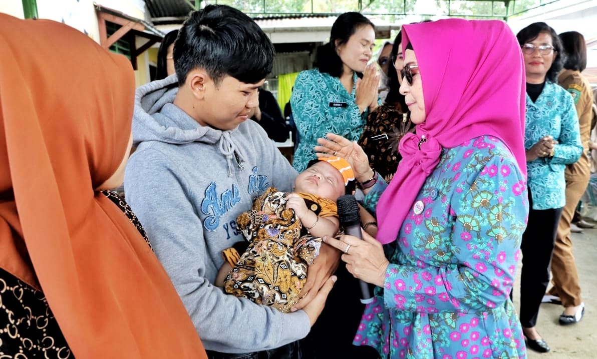 Ny. Darmawati Anton Achmad Saragih Beri Semangat Kepada Lansia, Ibu Hamil, dan Balita di Acara Kampung Keluarga Berkualitas