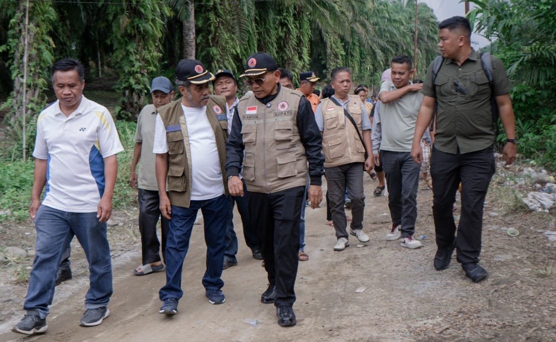 Tinjau Jalan Putus Akibat Longsor, Bupati Simalungun Himbau Masyarakat Untuk Berhati-hati